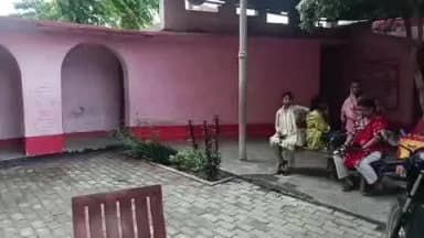 महुआ: महुआ के फुलवरिया स्थित विद्यालय में अज्ञात चोरों द्वारा चोरी की घटना की सूचना पर पहुंची पुलिस ने मामले की विभिन्नपहलुओं