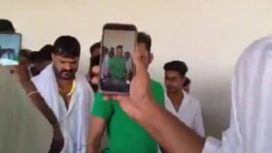 अगिआंव: पूर्व विधायक अरुण यादव के आवास पहुंचे भोजपुरी स्टार खेसारी लाल यादव, बोले- 'यह मेरा परिवार है'