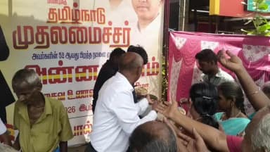 தேனி: தேனி தெய்வா ஹோட்டல், நேரு சிலை அருகே TVK தலைவர் பிறந்தநாள் முன்னிட்டு அன்னதானம் வழங்கினர்