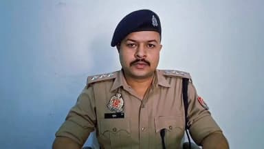#थाना_देवगांव क्षेत्रान्तर्गत छिनैती की सूचना पर पुलिस द्वारा तत्काल मौके पर पहुँचकर जांच की गई। जांच में छिनैती की सूचना असत्य पाई गई तथा दोनों पक्षों के मध्य पुरानी रंजिश को लेकर मारपीट की घटना होना प्रकाश में आया। प्राप्त तहरीर के आधार पर अभियोग पंजीकृत कर अभियुक्तों की गिरफ्तारी हेतु आवश्यक कार्यवाही की जा रही है के संबंध में #CoLalganjAzh श्री भूपेश कुमार पाण्डेय का आधिकारिक वक्तव्य।
@Uppolice
@adgzonevaranasi
@digazamgarh