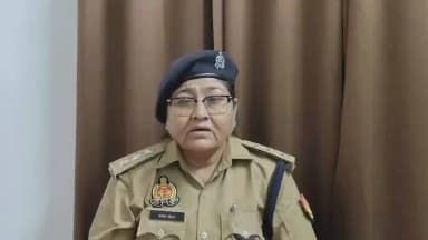 थाना हापुड देहात क्षेत्रांतर्गत एन0एच0-9 पर सोना फ्लाईऑवर के पास गोंडा से दिल्ली जा रही बस के खराब हो जाने के कारण दूसरी गाडी मे शिफ्ट होने के लिए खडी सवारियो को पीछे से आ रहे ट्रक ट्रेलर द्वारा टक्कर मारने की घटना में 01 बच्ची की मौके पर दुखद मृत्यु व 06 सवारी घायल हुई थी, घायलो को तत्काल उपचार हेतु जिला अस्पताल मे भर्ती कराया गया है। उपचार के दौरान एक ओर युवती की मृत्यु हो गयी है। अग्रिम विधिक कार्यवाही प्रचलित हैं।
इस सम्बन्ध में क्षेत्राधिकारी नगर सुश्री अनीता चौहान का आधिकारिक वक्तव्य.....
👇👇👇
