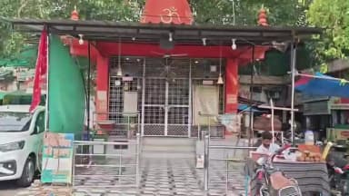 सागर नगर: दीनदयाल चौक स्थित दक्षिण मुखी हनुमान मंदिर में चोरी: मां संतोषी के तीन चांदी के छत्र ले गया युवक, CCTV में कैद