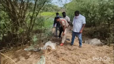 బాపట్ల: కారంచేడు-చీరాల రోడ్డులో గుర్తుతెలియని వృద్ధుడి మృతదేహం కలకలం, సంఘటన స్థలాన్ని పరిశీలించిన పోలీసులు