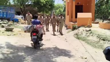 #लखीमपुर खीरी
कल हुए बवाल के बाद पुलिस अलर्ट..
उपद्रवियों पर मुक़दमा दर्ज,चार गिरफ़्तार..
कल अग्गरबुजुर्ग गाँव में छटी