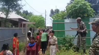 মোহনপুর: আমতলী থানার অন্তর্গত কাঠালতলীতে সমীর দাস খুন কান্ডের সাথে জড়িত অভিযুক্তের বাড়িতে হামলা চালায় এলাকাবাসী