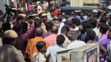 கடலூர்: கடலூர் அரசு மருத்துவமனை முற்றுகையிட்டு கிராம மக்கள் போராடியதால் பரபரப்பு ஏற்பட்டது