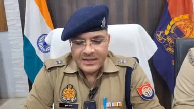 #HardoiPolice
स्वाट/सर्विलांस/एसओजी व थाना कासिमपुर की संयुक्त पुलिस टीम द्वारा लूट की घटना से संबंधित 05 शातिर अभियुक्तों को सोने-चांदी के अधगले आभूषण, घटना में प्रयुक्त एक अदद कार, एक अदद मोटरसाइकिल, नगदी व अवैध शस्त्रों सहित गिरफ्तार करने के सम्बन्ध में अपर पुलिस अधीक्षक पूर्वी श्री सुबोध गौतम की बाइट- @Igrangelucknow @adgzonelucknow @Uppolice @dgpup