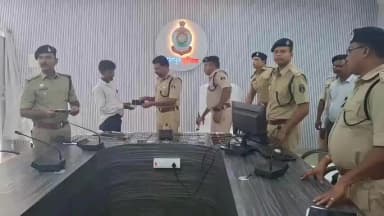जशपुर: जशपुर पुलिस ने 51 गुम मोबाइल खोजकर मालिकों को लौटाए, बरामद फोन की कीमत ₹7.50 लाख