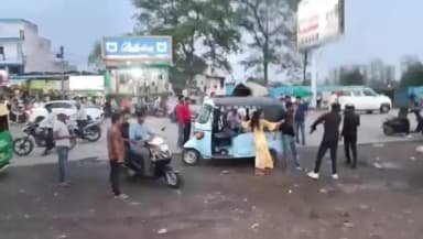 जबलपुर: डी-मार्ट के सामने हाईवोल्टेज ड्रामा, पति-पत्नी और तीसरे व्यक्ति में सड़क पर चले लात-घूंसे, वीडियो वायरल