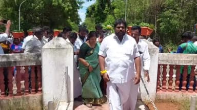 புதுக்கோட்டை: மன்னர் ராஜகோபால தொண்டைமான் சிலைக்கு ஆட்சி இறக்கத்தில் புனித நீர் ஊற்றி மரியாதை செலுத்திய தென்னிந்திய பார்வேர்டு பிளாக் நிறுவன தலைவர் திருமான் ஜீ