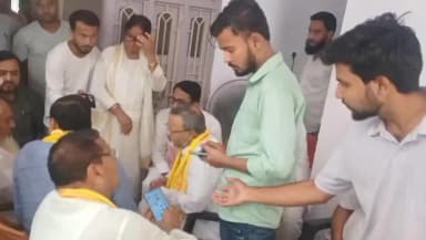दरभंगा: दरभंगा के पुरानी मुंसफ़ी में पहुंचे मृतक के घर पहुंचे जनसुराज पार्टी के प्रदेश अध्यक्ष परिवार से की मुलाकात