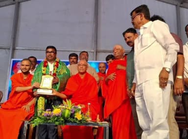 ಚನ್ನಪಟ್ಟಣ: ಪಟ್ಟಣದ ಬಾಲಕರ ಕಾಲೇಜಿನ ಆವರಣದಲ್ಲಿ ನಡೆದ ಪಠ್ಯ ಪುಸ್ತಕ ಹಾಗೂ ಪರಿಕರಗಳ ವಿತರಣೆ ಕಾರ್ಯಕ್ರಮದಲ್ಲಿ ಶ್ರೀ ನಿರ್ಮಲಂದನಾಥ ಸ್ವಾಮೀಜಿ ಬಾಗಿ