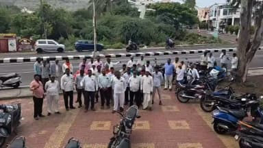 ಚಿಕ್ಕೋಡಿ: ಸಾರಾಪುರ ಗ್ರಾಮದಲ್ಲಿರುವ ಸಾರಾಯಿ ಅಂಗಡಿ ಬಂದ್ ಮಾಡುವಂತೆ ಆಗ್ರಹಿಸಿ ಪಟ್ಟಣದಲ್ಲಿ ಅಬಕಾರಿ ಅಧಿಕಾರಿಗಳ ಕಚೇರಿ ಮುಂದೆ ಗ್ರಾಮಸ್ಥರಿಂದ ಪ್ರತಿಭಟನೆ
