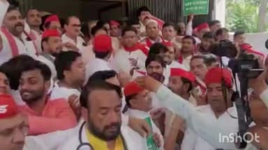 गाज़ियाबाद: कलेक्ट्रेट पर समाजवादी पार्टी के कार्यकर्ताओं ने महंगाई, बेरोजगारी आदि के खिलाफ किया प्रदर्शन