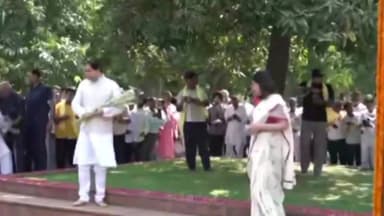 पार्लियामेंट स्ट्रीट: भाजपा नेता मेनका गांधी और उनके बेटे वरुण गांधी ने पूर्व सांसद संजय गांधी की पुण्यतिथि पर दी श्रद्धांजलि