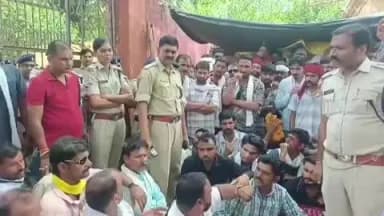 कराहल: मेले में हुए विवाद के विरोध में जाट समाज का धरना, मेला गेट पर लगाया ताला