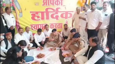 प्रतापगढ़: कलेक्ट्रेट परिसर स्थित संकट मोचन धाम में एसपी की सादगी, जमीन पर बैठकर किया प्रसाद ग्रहण