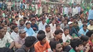 పార్వతీపురం: గిరిజనుల సమస్యలు పరిష్కరించాలని కోరుతూ జిల్లా కలెక్టర్ కార్యాలయం వద్ద ఆందోళన చేపట్టిన గిరిజన, ప్రజా సంఘాలు