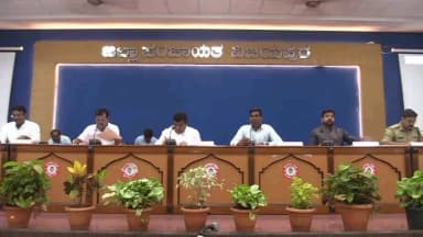 ವಿಜಯಪುರ: ನಗರದ ಜಿ.ಪಂ ಸಭಾಂಗಣದಲ್ಲಿ ಜಿಲ್ಲಾ ವಿಪತ್ತು ನಿರ್ವಹಣಾ ಪ್ರಾಧಿಕಾರದ ಸಭೆ ನಡೆಸಿದ ಸಚಿವ ಎಂ ಬಿ ಪಾಟೀಲ