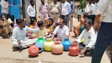 ಮುದ್ದೇಬಿಹಾಳ: ಕುಡಿಯುವ ನೀರಿನ ಸಮಸ್ಯೆ ಪರಿಹಾರಕ್ಕೆ ಒತ್ತಾಯಿಸಿ ಪಟ್ಟಣದಲ್ಲಿ ಗುಂಡ ಕರ್ಜಗಿ ಗ್ರಾಮಸ್ಥರ ಪ್ರತಿಭಟನೆ