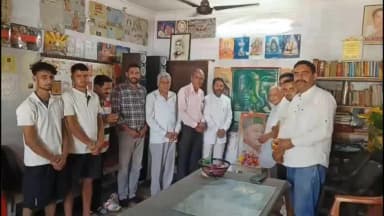 जोगिंदर नगर: जोगिंदरनगर में स्व. वीरभद्र सिंह की 93वीं जयंती पर कांग्रेस कार्यकर्ताओं ने मरीजों को बांटे फल