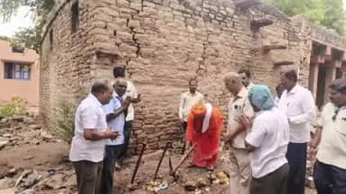 ಗುಳೇದಗುಡ್ಡ: ಪಟ್ಟಣದ ಮುರುಘರಾಜೇಂದ್ರ ಮಠದ ಚೌಕಿಮಠ ಜೀರ್ಣೋದ್ಧಾರ ಕಾಮಗಾರಿಗೆ ಭೂಮಿ ಪೂಜೆ ಕಾರ್ಯಕ್ರಮ