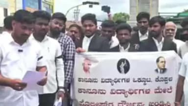 ಕೊಪ್ಪಳ: ಅಳವಂಡಿ ಪೊಲೀಸ್ ಠಾಣೆಯ ಅಧಿಕಾರಿಗಳು ಕಾನೂನು ವಿದ್ಯಾರ್ಥಿಗಳ ಮೇಲೆ ಹಲ್ಲೆ ಖಂಡಿಸಿ ನಗರದಲ್ಲಿ ಪ್ರತಿಭಟನೆ