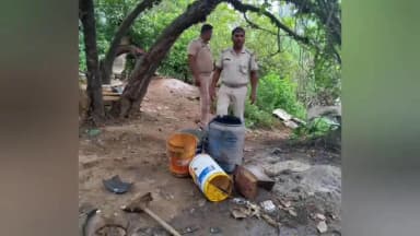 ସୋରଡା: ନୂଆଁ ଗାଁ ଗ୍ରାମରେ ଅବକାରୀ ବିଭାଗ ପକ୍ଷରୁ ଚଢାଉ, ବିପୁଳ ପରିମାଣର ମଦ ପୋଚ ନଷ୍ଟ