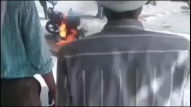 इटावा: फ्रेंड्स कालोनी इलाके में चलती बाइक में आग लगने से हड़कंप, स्थानीय लोगों ने मशक्कत कर आग पर काबू पाया