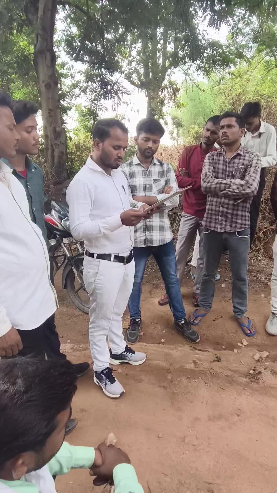 घघरी से बभनी तक जाने वाली रास्ते में लोगों ने किया। प्रदर्शन
रास्ते की मांग को लेकर देर तक करते रहे प्रदर्शन बभनी ब्लॉक
