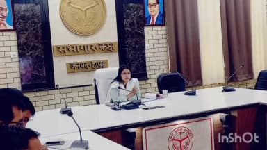 हापुड़: कलेक्ट्रेट सभागार कक्ष में DM की अध्यक्षता में सड़क दुर्घटना रोकने के लिए सड़क सुरक्षा समिति की बैठक का आयोजन हुआ