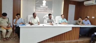 किशनगंज: किशनगंज डीएम नवीन कुमार ने सिपाही भर्ती के लिखित परीक्षा के सफल संचालन को लेकर अधिकारियों के साथ की ब्रीफिंग