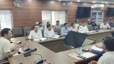 जौनपुर: संचारी दस्तक अभियान की तैयारियां तेज, सड़क सुरक्षा को लेकर डीएम ने दिखाई सख्ती