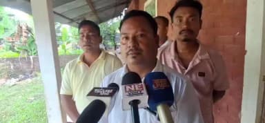 সোণাৰি: মহিলাসকলক স্বাৱলম্বী কৰাৰ উদ্দেশ্যে সামগ্ৰী প্ৰদান কৰা হৈছে,সাপেখাতীত আটাছু নেতাৰ মন্তব্য