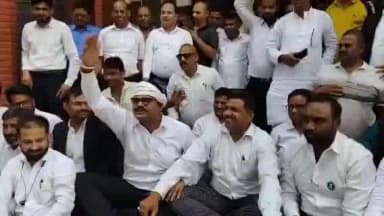 मुरादाबाद: रजिस्ट्री ऑफिस के बाहर अधिवक्ताओं का प्रदर्शन जारी है