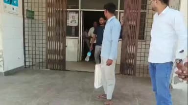 हसनपुर: रहरा थाना क्षेत्र के गांव फरोटा में पेट पर लात मारने से गर्भवती महिला का बच्चा गिरा, थैले में मृत नवजात को लेकर न्याय की मांग