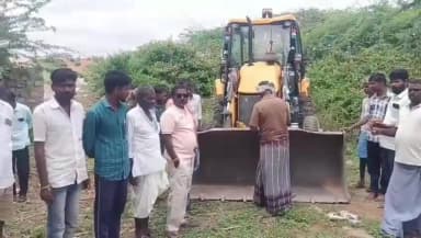 ಇಳಕಲ್: ಸ್ವಂತ ಹಣ ಸೇರಿಸಿ ಕಾಲುವೆಯಲ್ಲಿನ ಹೂಳೆತ್ತುವ ಕಾರ್ಯಕ್ಕೆ ಚಾಲನೆ ನೀಡಿದ ಹಿರೇಶಿಂಗನಗುತ್ತಿ ಗ್ರಾಮಸ್ಥರು
