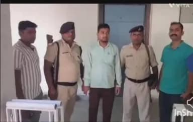 गड़हनी: गड़हनी अंचल के राजस्व कर्मचारी को मोटेशन के नाम पर रिश्वत लेते निगरानी टीम ने किया गिरफ्तार