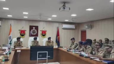 अमरोहा: मोहर्रम और गंगा दशहरा को लेकर अमरोहा पहुंचे डीआईजी, पुलिस अधिकारियों के साथ की बैठक