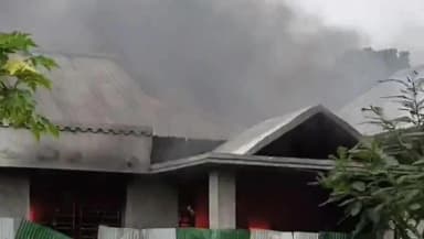 মোহনপুর: সমীর দাস হত্যা মামলায় অভিযুক্তদের বাড়িতে আগুন লাগিয়ে দেয় এলাকাবাসীরা, ঘটনাস্থলে পুলিশ