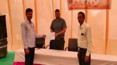 सीकर: जिले के नेछवा में आयोजित ग्रामीण सेवा शिविर में किसान बलबीर जाट को फार्म पॉन्ड निर्माण के लिए मिली प्रशासनिक स्वीकृति
