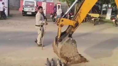 తుని: కోటనందూరు పరిధిలో మోడిఫైడ్ సైలెన్సర్లను ధ్వంసం చేసిన పోలీసులు