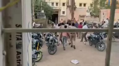 అనంతపురం అర్బన్: తాడిపత్రిలో వైఎస్ఆర్సిపి టిడిపి వర్గీయుల మధ్య ఘర్షణ పరిస్థితి ఉద్రిక్తం