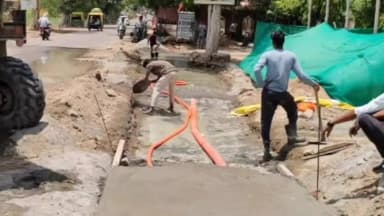 निवाड़ी: ओरछा में रामराजा लोक परियोजना के निर्माण कार्य पर उठे सवाल, लीकेज पाइपलाइन पर बन रहा फुटपाथ
