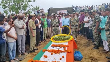झुंझुनू: डाबड़ी धीर सिंह में BSF जवान प्रदीप को हजारों नम आंखों ने दी अंतिम विदाई, दो साल पहले ही हुई थी शादी