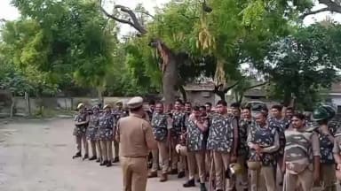 जालौन: जालौन नगर में आगामी त्यौहार को लेकर पुलिस ने किया फ्लैग मार्च, सुरक्षा का दिलाया एहसास