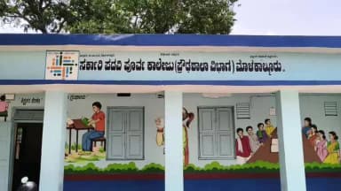 ಮೊಳಕಾಲ್ಮುರು: ಪಟ್ಟಣದ ಸರ್ಕಾರಿ ಪ್ರೌಢ ಶಾಲೆಯಲ್ಲಿರುವ 300 ಜನ ಮಕ್ಕಳಿಗೆ ಬಿಸಿಲಿನಲ್ಲಿಯೇ ಬಿಸಿಯೂಟ