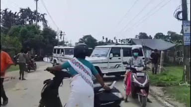 তিনিচুকীয়া: বান সমস্যাৰ স্থায়ী সমাধানৰ দাবীত মাকুম–পানীতোলা সংযোগী বাইপাছ অৱৰোধ, যান-বাহন চলাচল ব্যাহত