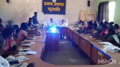 महुआडांड़: अनुमंडल कार्यालय महुआडार में एसआईआर से संबंधित बैठक मंगलवार की सुबह 11:00 बजे हुई।