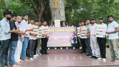सदर: सोमवार को लखनऊ के एक कोचिंग सेंटर में हुए भीषण अग्निकांड में छात्रों की गई जान से हर कोई दुखी, छात्रों ने दी श्रद्धांजलि